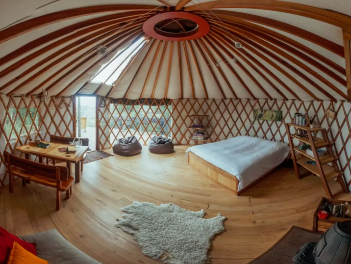 A cosy yurt with outdoor shower in Motueka Valley