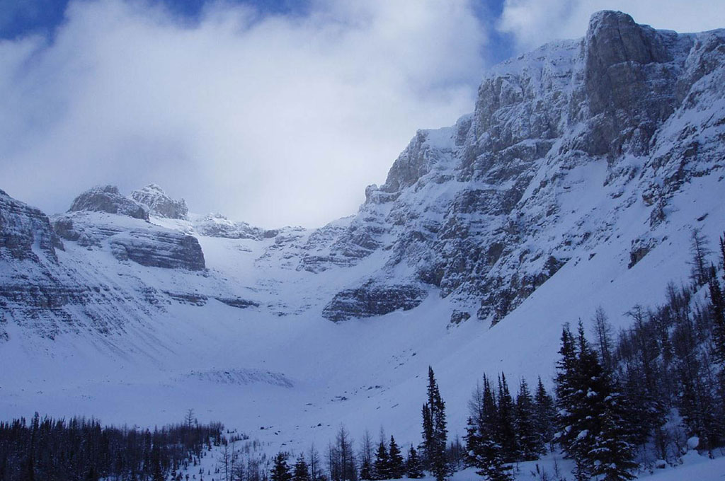 Natural mountain amphitheatre covered in snow in Banff, Canada
